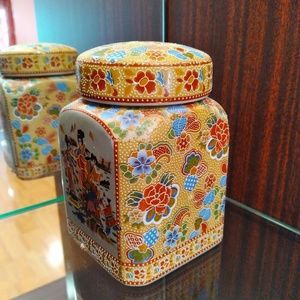 Chinese Jar with Lid for Storage of the Loose Tea Chai Leaves